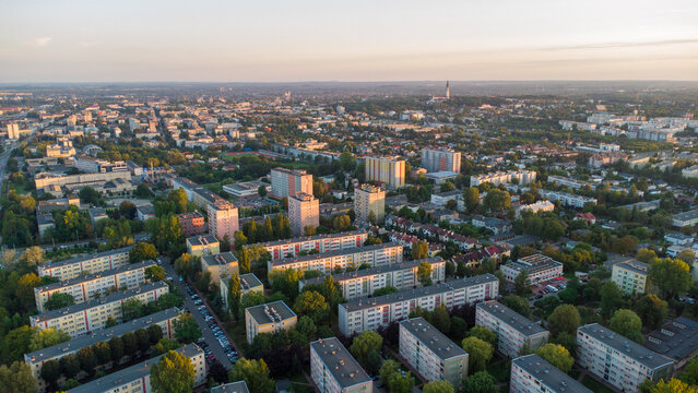 Panorama miasta. Zach&oacute;d słońca nad miastem. Częstochowa z lotu ptaka.