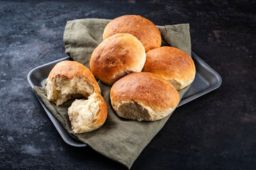 Frisch gebackene Milch Semmeln angeboten als Nahaufnahme auf einem Tablett