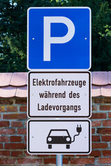 Obraz premium Reservierter Parkplatz für Elektro-Fahrzeuge, Hinweisschild; Verkehrszeichen 314, Parken; Zusatztafel VZ 1010-66, Elektrisch betriebene Fahrzeuge