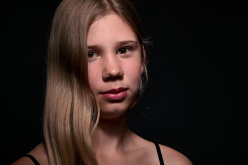 Portrait studio d'une jeune adolescente élégamment maquillée