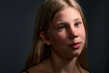 Fototapeta premium Portrait studio d'une jeune adolescente élégamment maquillée
