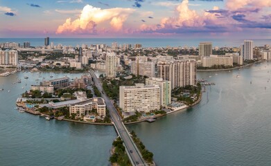 Obraz premium Condominiums on Belle Ilse and Miami Beach at sunset, Miami, Florida, United States.