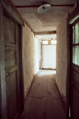 Chambre abandonnée dans un vieux bâtiment intérieur désuet empreint de nostalgie et mystère