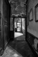 Intérieur désuet d’un vieux bâtiment couloir abandonné entre nostalgie et mystère