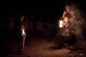 Frere et soeur tenant une lumi&egrave;re en mouvement dans l'obscurit&eacute;