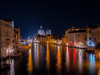 Obraz premium Looking at the Venice canals at night from the Accademia Bridge