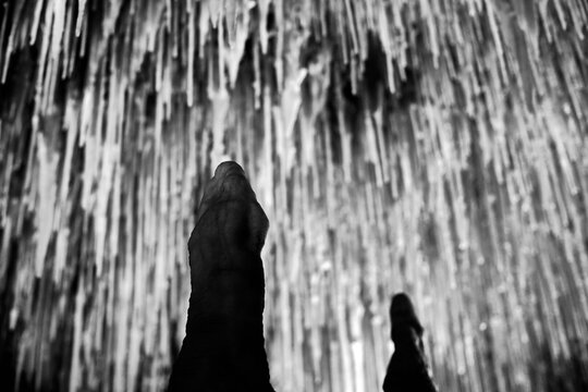 Int&eacute;rieur de grotte avec stalactites et formations rocheuses