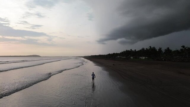 El mar representa un misterio, sobretodo en los atardeceres en donde el coraz&oacute;n descansa y se regocija. Aqu&iacute; el coraz&oacute;n no pierde la fe. El drone logra captar tomar cinematogr&aacute;ficas