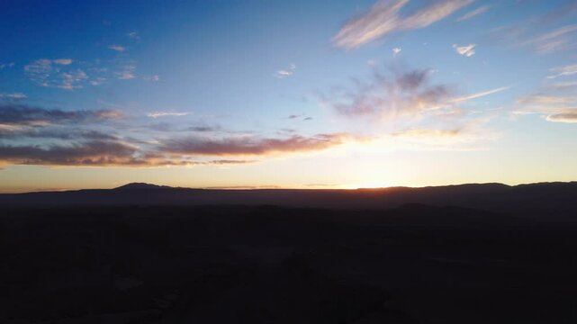 vista a&eacute;rea do por do sol e fim de tarde no Deserto do Atacama - chile