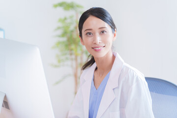 働く女性医師.