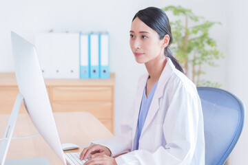 Fototapeta premium 働く女性医師.