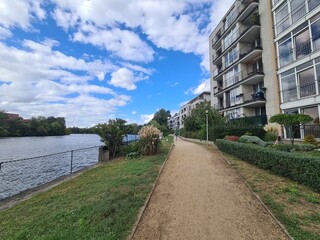 Pfad entlang des Wassers in einem schönen Wohngebiet in Berlin Köpenick
