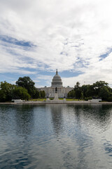 Fototapeta premium US Capitol building under cloudy skies