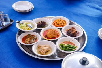 Saprahan is a tradition of eating together in Malay community customs which is carried out by sitting cross-legged in groups. This tradition is an intangible cultural heritage recognized by the state.
