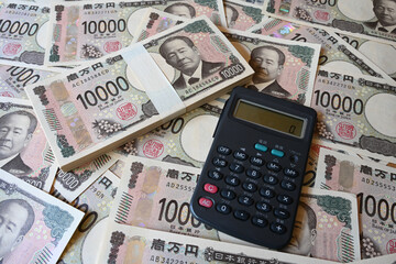 大量の新一万円札と電卓　10,000 yen bills(new design) and calculator
