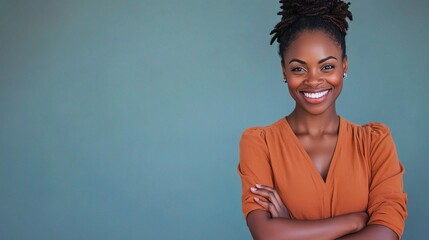 Obraz premium Confident Woman Smiling with Arms Crossed