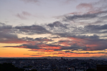 朝陽に照らされる風景