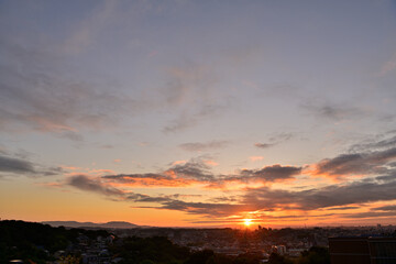 朝陽に照らされる風景