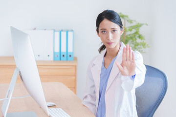 止める女性医師.