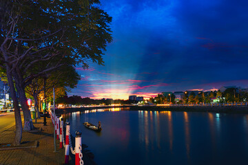 53 / 5.000
Long Xuyen River, peaceful in the last moment of the day