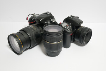 白い背景のデジタル一眼カメラとレンズ