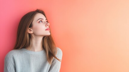 Obraz premium Young Woman in Contemplative Mood Gazing Thoughtfully Against Wall