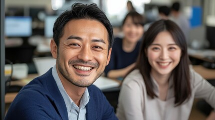 プロフェッショナルな使用のために、積極性とチームスピリットを表現する日本の笑顔のオフィスワーカー