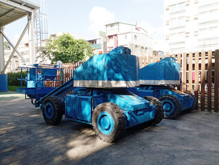 Articulated aerial work platform. Blue articulated boom lift for construction work. Articulating boom aerial work platforms are among the most flexible machines for working at heights.