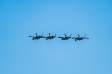 編隊飛行するステルス戦闘機　F-35A