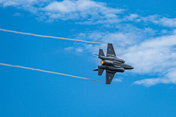 飛行するステルス戦闘機　F-35A