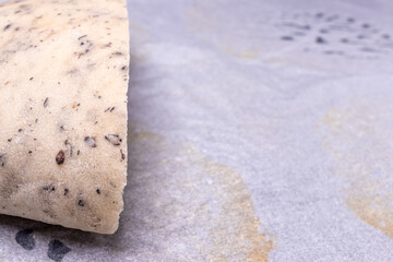 黒胡麻が入った焼きたてホワイトブレッド