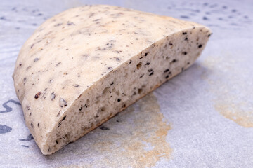 黒胡麻が入った焼きたてホワイトブレッド