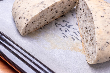 黒胡麻が入った焼きたてホワイトブレッド