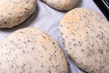 黒胡麻が入った焼きたてホワイトブレッド