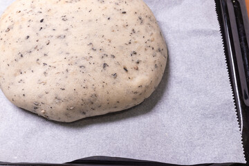 黒胡麻が入った焼きたてホワイトブレッド