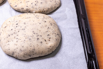 黒胡麻が入った焼きたてホワイトブレッド