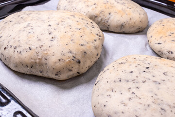 黒胡麻が入った焼きたてホワイトブレッド