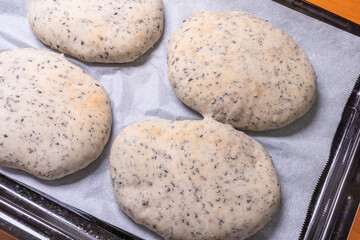 黒胡麻が入った焼きたてホワイトブレッド