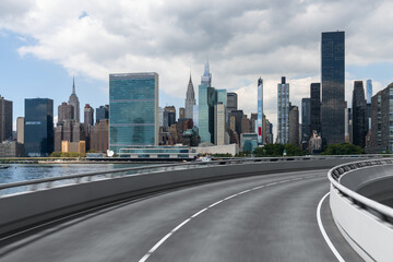 Fototapeta premium Manhattan skyline featuring UN headquarters, view from a curved road.