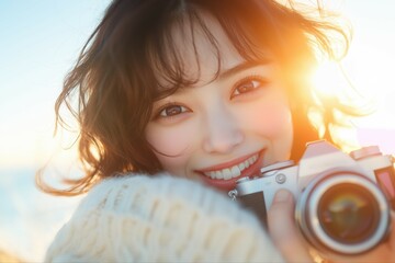 冬の夕方、写真を撮る若い女性