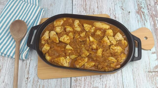 poulet  cuisin&eacute; avec une sauce au curry, lentilles et citrouille