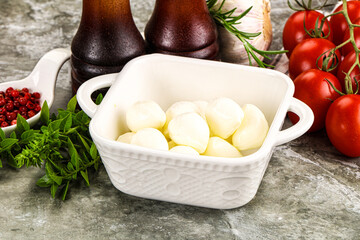 Small mozzarella mini cheese balls