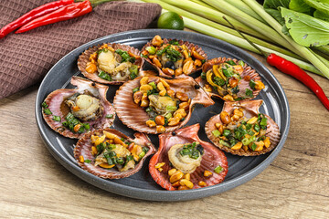 Baked scallops with scalion oil