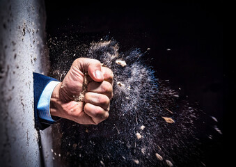 壁を打ち破るビジネスマンの拳