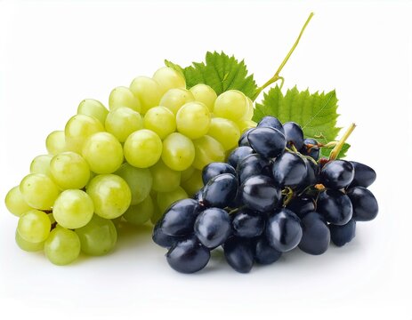 Racimos de uvas verdes y negras aisladas en fondo blanco