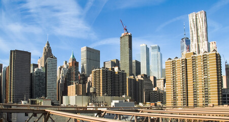 Rascacielos del distrito financiero de Nueva York desde el puente de Brooklyn. Vista panorámica del skyline de la ciudad y sus rascacielos más emblemáticos desde el puente sobre el río Este. 2019.