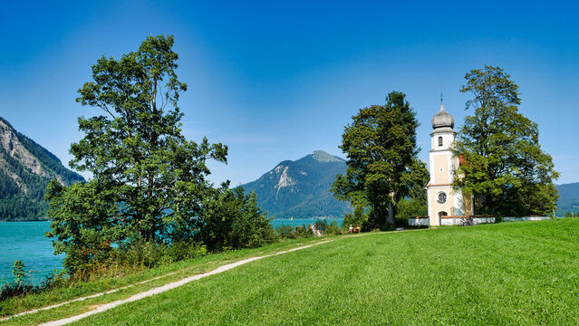 Kirche St. Margareth auf der Halbinsel Zwergern am Walchensee	