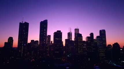 Obraz premium A city skyline at dusk, showcasing silhouettes of buildings against a vibrant purple sky.