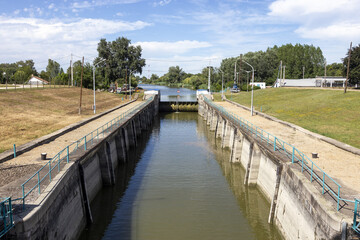 Schleuse an der Donau in Ungarn