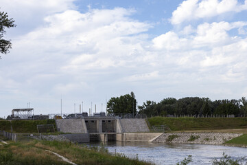 Kleines Kraftwerk an der Donau in Ungarn